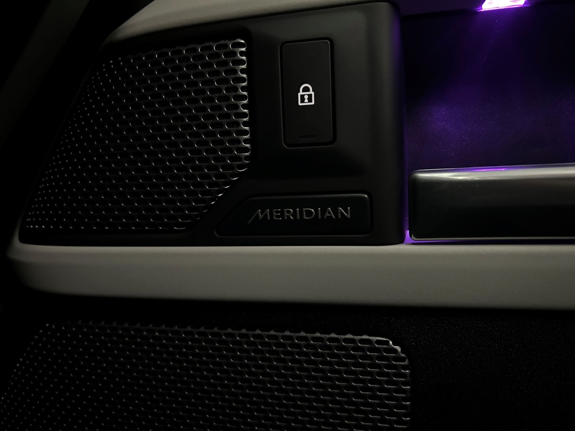 Defender 110 3.0d i6 mhev SE awd 200cv auto - Autoviemme